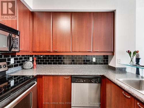 712 - 220 Burnhamthorpe Road W, Mississauga (City Centre), ON - Indoor Photo Showing Kitchen