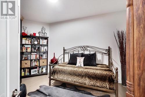 712 - 220 Burnhamthorpe Road W, Mississauga (City Centre), ON - Indoor Photo Showing Bedroom