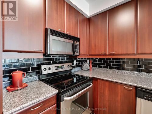 712 - 220 Burnhamthorpe Road W, Mississauga (City Centre), ON - Indoor Photo Showing Kitchen