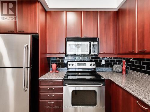 712 - 220 Burnhamthorpe Road W, Mississauga (City Centre), ON - Indoor Photo Showing Kitchen