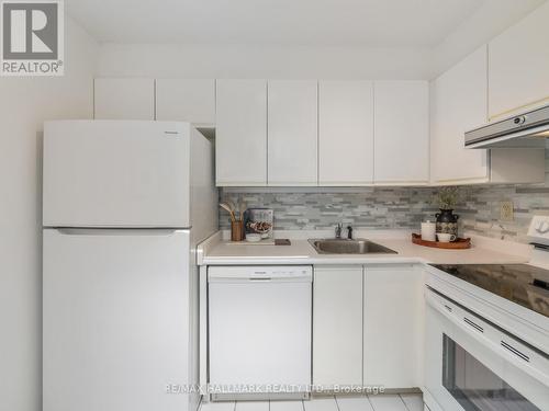 23 - 2112 Queen Street E, Toronto (The Beaches), ON - Indoor Photo Showing Kitchen