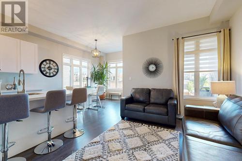 1216 Wellington Street E, Aurora (Bayview Northeast), ON - Indoor Photo Showing Living Room