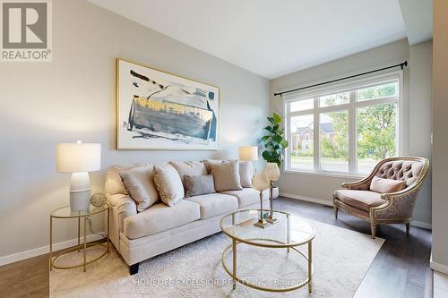 1216 Wellington Street E, Aurora (Bayview Northeast), ON - Indoor Photo Showing Living Room