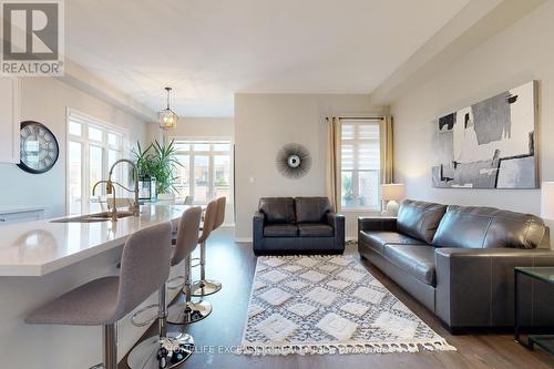 1216 Wellington Street E, Aurora (Bayview Northeast), ON - Indoor Photo Showing Living Room