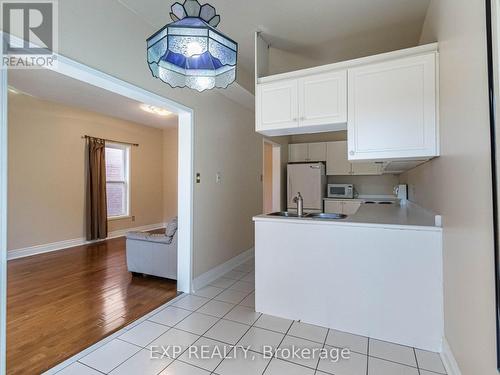 61 Amberhill Way, Aurora (Bayview Wellington), ON - Indoor Photo Showing Kitchen