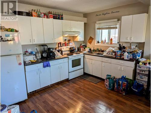 1909 Tamarack Street, Prince George, BC - Indoor Photo Showing Kitchen With Double Sink