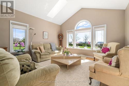 1407 Tracey'S Hill Road, Kawartha Lakes, ON - Indoor Photo Showing Living Room