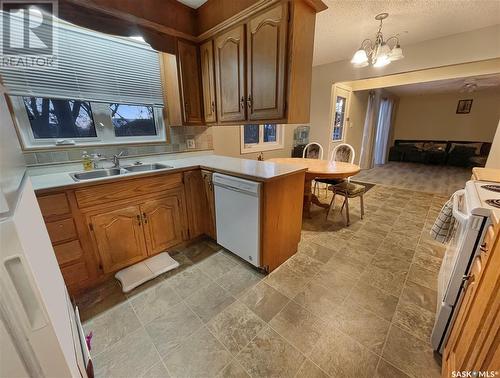 1457 Taylor Drive, Swift Current, SK - Indoor Photo Showing Kitchen With Double Sink