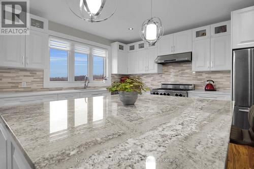 2217 Dauncey Crescent, London, ON - Indoor Photo Showing Kitchen With Upgraded Kitchen