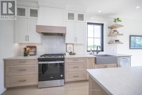 769 Gatestone Road, London, ON - Indoor Photo Showing Kitchen With Upgraded Kitchen