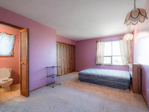 1594 Hillcrest Ave, Kamloops, BC - Indoor Photo Showing Bedroom