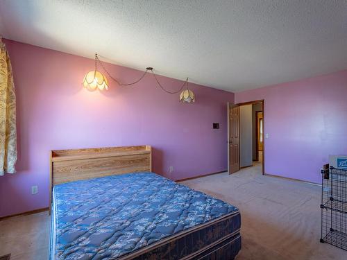 1594 Hillcrest Ave, Kamloops, BC - Indoor Photo Showing Bedroom