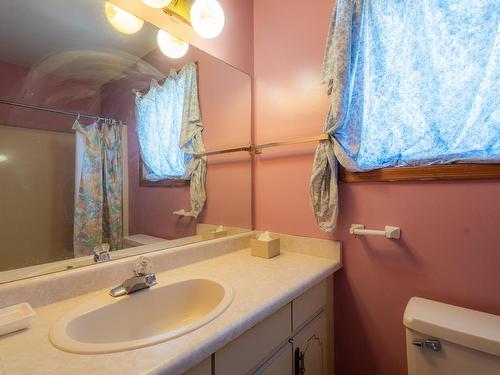 1594 Hillcrest Ave, Kamloops, BC - Indoor Photo Showing Bathroom