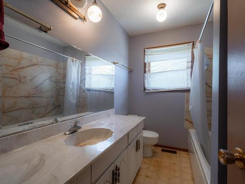 1594 Hillcrest Ave, Kamloops, BC - Indoor Photo Showing Bathroom