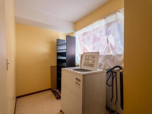 1594 Hillcrest Ave, Kamloops, BC - Indoor Photo Showing Laundry Room