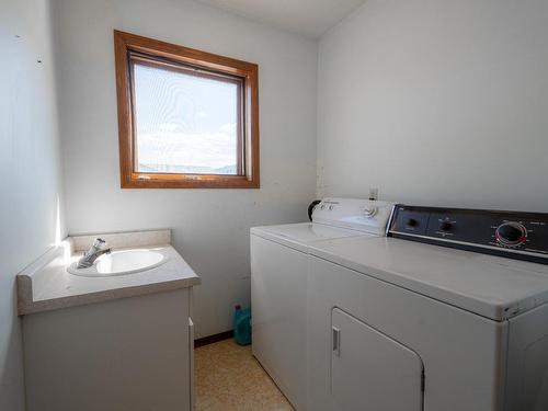 1594 Hillcrest Ave, Kamloops, BC - Indoor Photo Showing Laundry Room