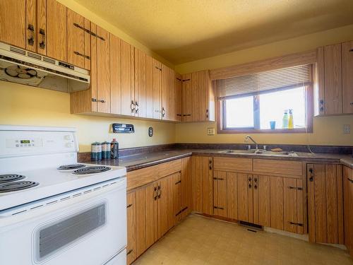 1594 Hillcrest Ave, Kamloops, BC - Indoor Photo Showing Kitchen With Double Sink