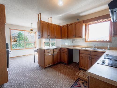 1594 Hillcrest Ave, Kamloops, BC - Indoor Photo Showing Kitchen With Double Sink