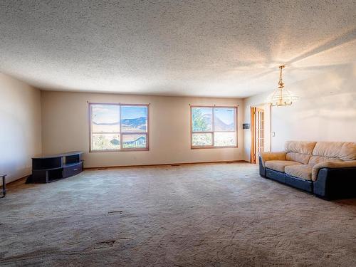 1594 Hillcrest Ave, Kamloops, BC - Indoor Photo Showing Living Room