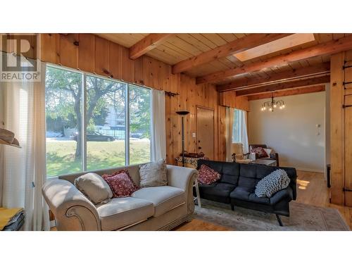 701 Ross Avenue, Penticton, BC - Indoor Photo Showing Living Room