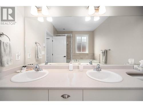 2450 Radio Tower Road Unit# 201, Oliver, BC - Indoor Photo Showing Bathroom