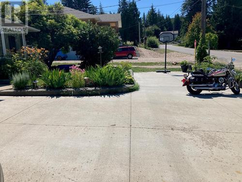 Lots of parking - 2214 Lakeview Drive, Blind Bay, BC - Outdoor