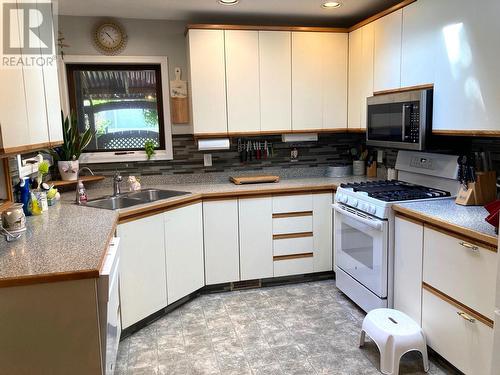 2214 Lakeview Drive, Blind Bay, BC - Indoor Photo Showing Kitchen With Double Sink