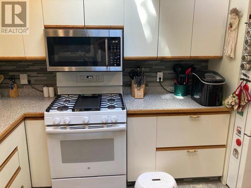 2214 Lakeview Drive, Blind Bay, BC - Indoor Photo Showing Kitchen