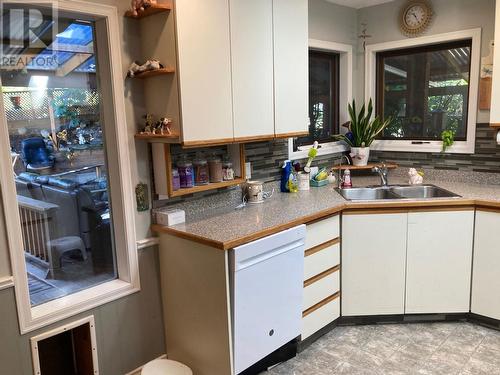 2214 Lakeview Drive, Blind Bay, BC - Indoor Photo Showing Kitchen With Double Sink