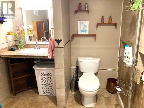 2214 Lakeview Drive, Blind Bay, BC - Indoor Photo Showing Bathroom