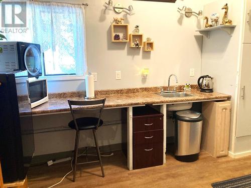 2214 Lakeview Drive, Blind Bay, BC - Indoor Photo Showing Kitchen