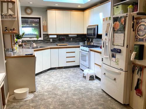 2214 Lakeview Drive, Blind Bay, BC - Indoor Photo Showing Kitchen With Double Sink