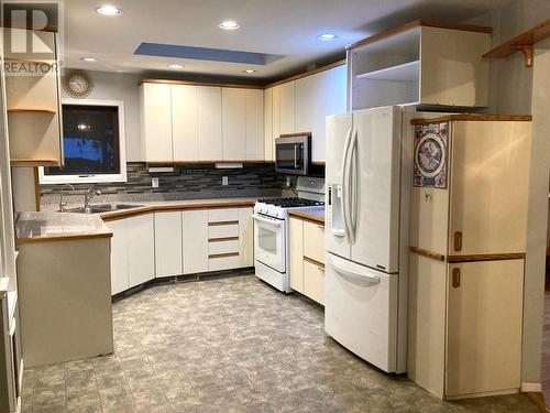 2214 Lakeview Drive, Blind Bay, BC - Indoor Photo Showing Kitchen