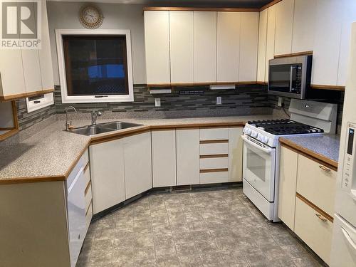 2214 Lakeview Drive, Blind Bay, BC - Indoor Photo Showing Kitchen With Double Sink