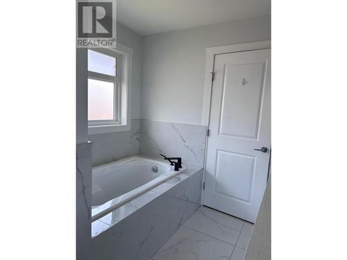 1529 Rosewood  Lane, Castlegar, BC - Indoor Photo Showing Bathroom