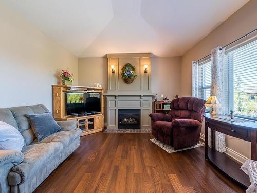 29-1055 Aberdeen Drive, Kamloops, BC - Indoor Photo Showing Living Room With Fireplace