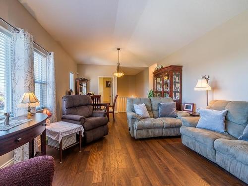 29-1055 Aberdeen Drive, Kamloops, BC - Indoor Photo Showing Living Room