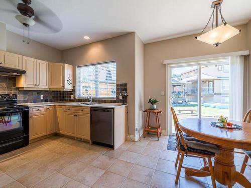 29-1055 Aberdeen Drive, Kamloops, BC - Indoor Photo Showing Kitchen With Double Sink