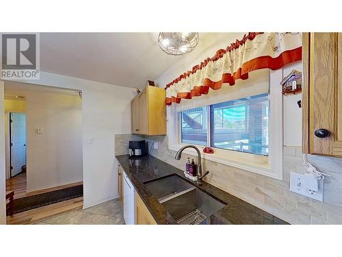 4801 89Th Street Unit# 202, Osoyoos, BC - Indoor Photo Showing Kitchen