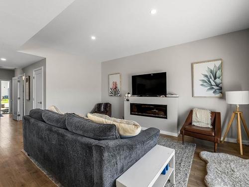 121-2683 Ord Rd, Kamloops, BC - Indoor Photo Showing Living Room