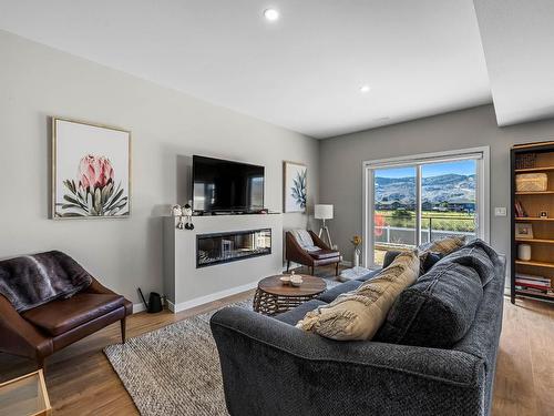 121-2683 Ord Rd, Kamloops, BC - Indoor Photo Showing Living Room