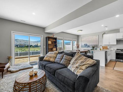 121-2683 Ord Rd, Kamloops, BC - Indoor Photo Showing Living Room