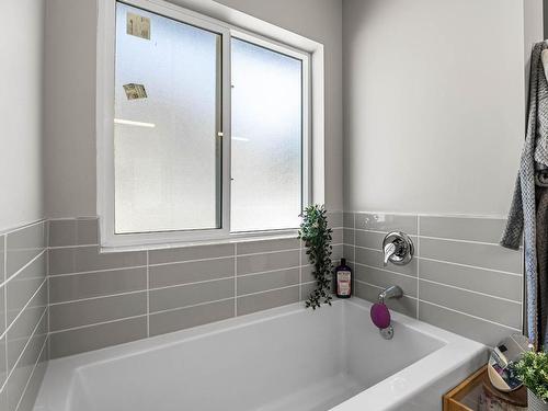 121-2683 Ord Rd, Kamloops, BC - Indoor Photo Showing Bathroom