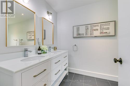 818 Haig Road, Hamilton (Ancaster), ON - Indoor Photo Showing Bathroom