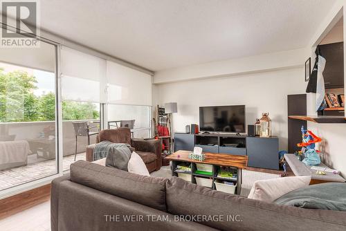 504 - 240 Scarlett Road, Toronto (Rockcliffe-Smythe), ON - Indoor Photo Showing Living Room