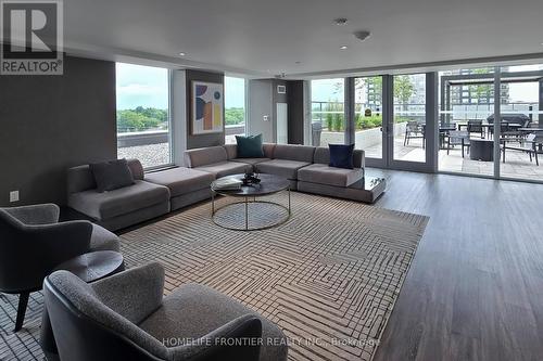 220 - 185 Deerfield Road, Newmarket (Central Newmarket), ON - Indoor Photo Showing Living Room