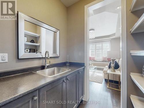 58 Hoey Crescent, Oakville, ON - Indoor Photo Showing Kitchen