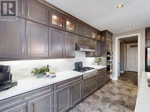 58 Hoey Crescent, Oakville, ON - Indoor Photo Showing Kitchen With Upgraded Kitchen