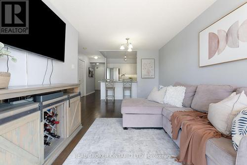 611 - 300 Balliol Street, Toronto (Mount Pleasant West), ON - Indoor Photo Showing Living Room