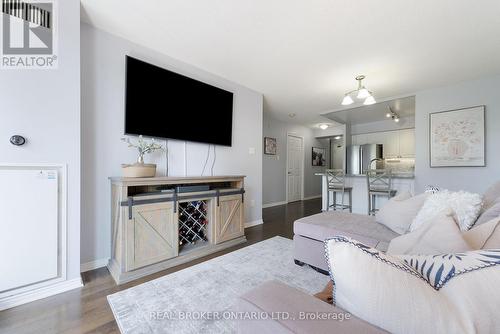 611 - 300 Balliol Street, Toronto (Mount Pleasant West), ON - Indoor Photo Showing Living Room